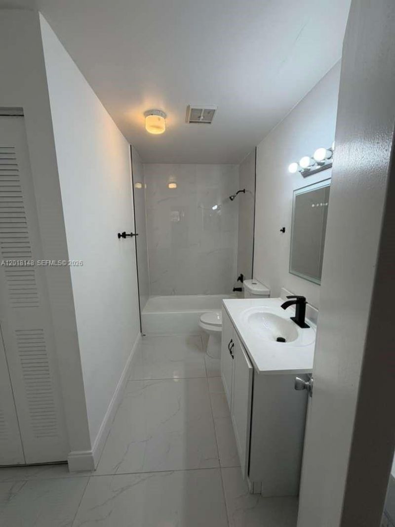 7160 NW 179th St, Unit 310, Hialeah, FL 33015 Photo