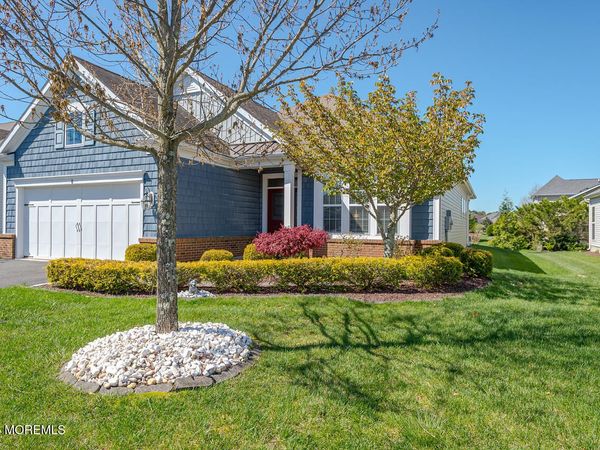 8 E Dartford Drive, Farmingdale, NJ 07727