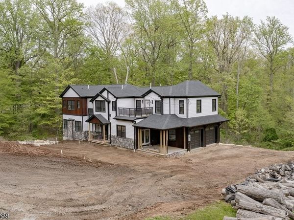 49 Northwood Rd, Hopatcong, NJ 07821
