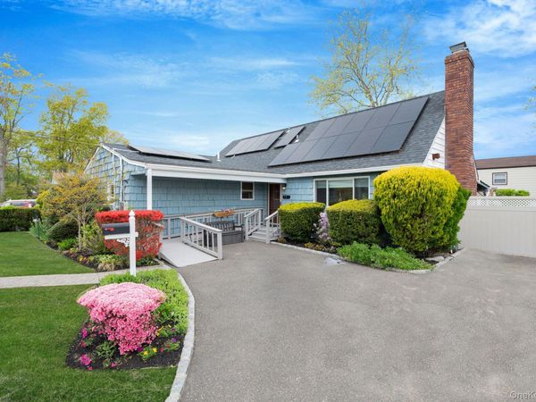 217 Abbington Court , Copiague, NY 11726