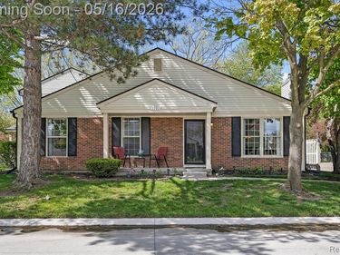 1501 Dover Hill N, Walled Lake, MI 48390