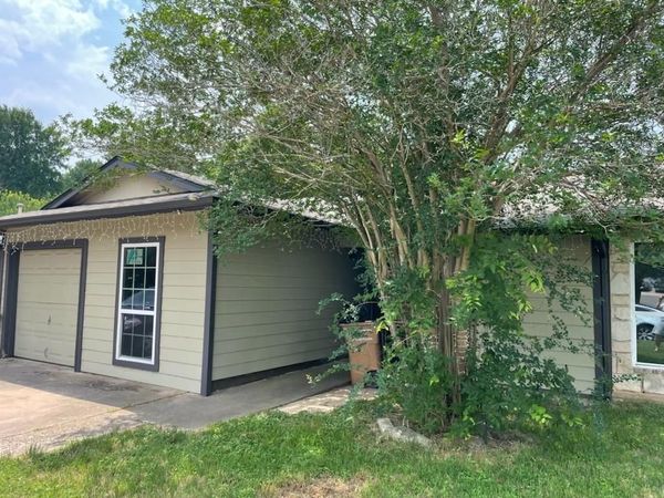 5001 Lambs LN , Austin, TX 78744