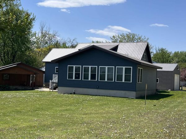 2496 239th Street, New Hampton, IA 50659
