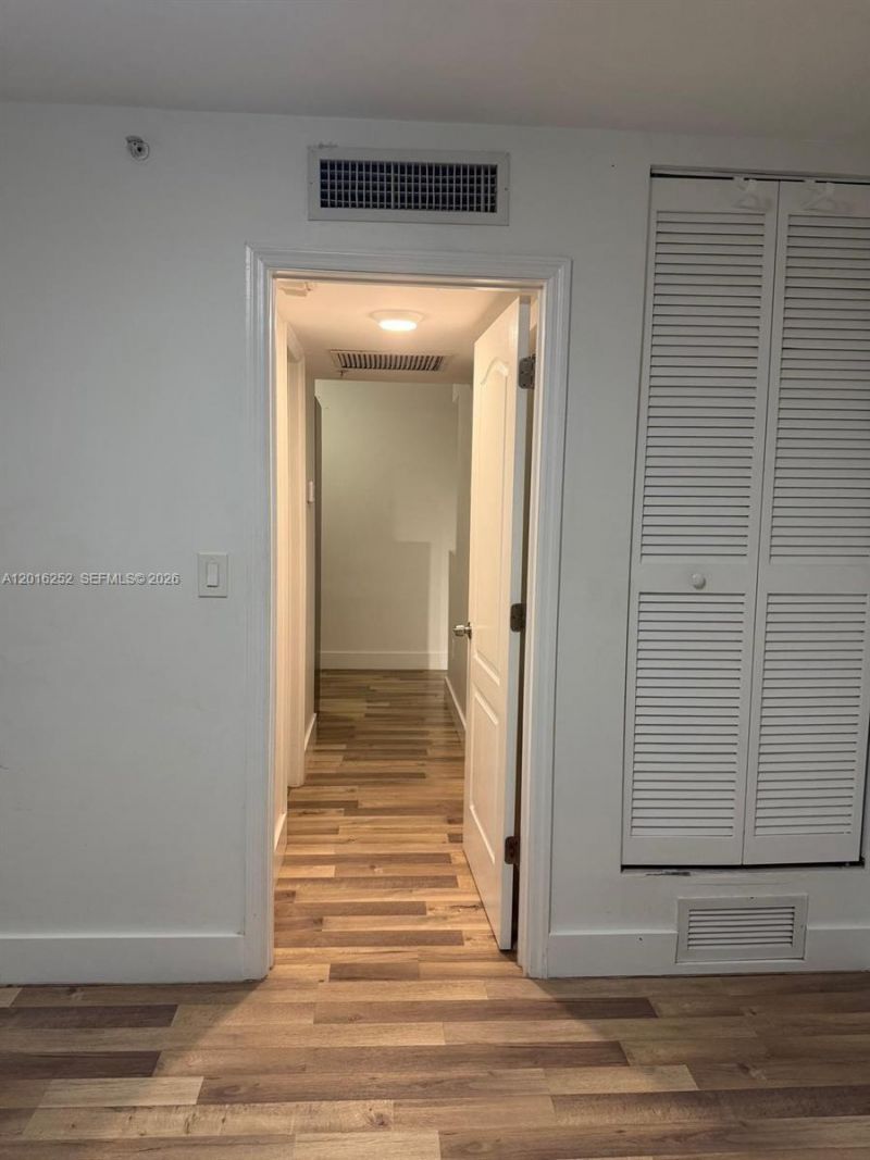450 SW 3rd St , Unit 8, Miami, FL 33130 Photo