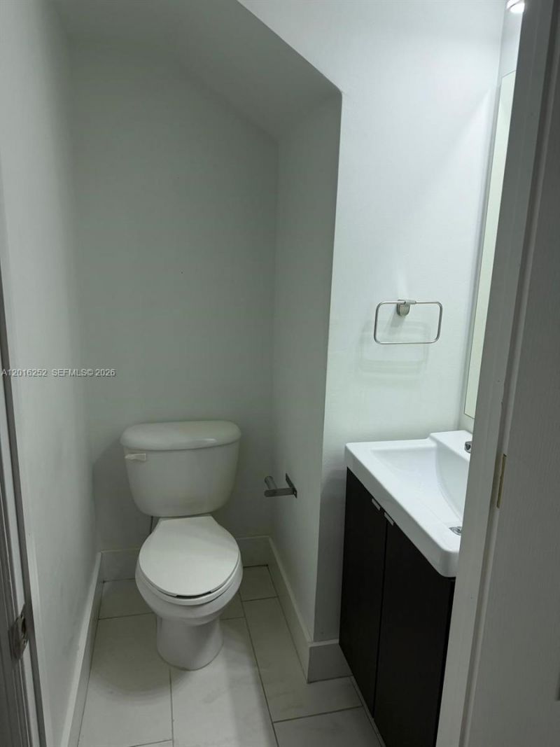 450 SW 3rd St , Unit 8, Miami, FL 33130 Photo