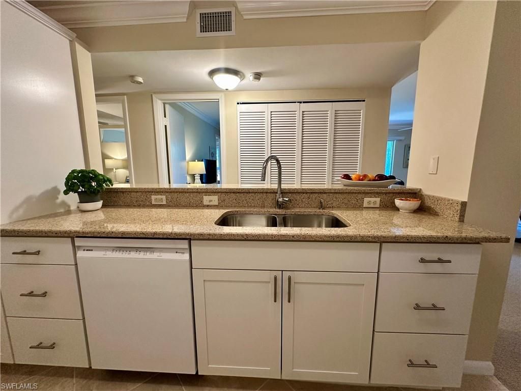 555 Park Shore Dr, Unit B205, Naples, FL 34103 Photo
