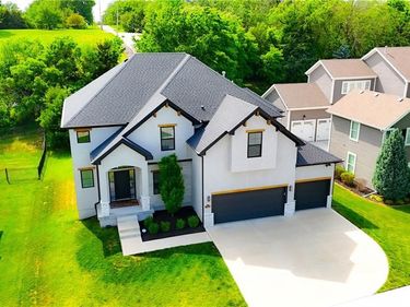 7190 N National Drive, Parkville, MO 64152