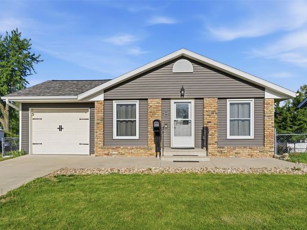208 Atwood Drive SW, Cedar Rapids, IA 52404