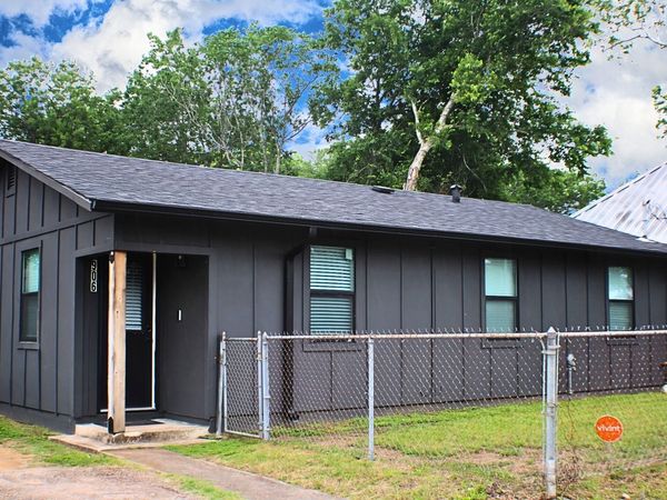 906 E Live Oak ST , Lockhart, TX 78644