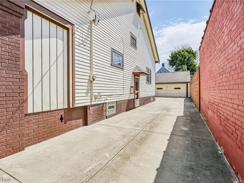 2033 Tate Avenue, Cleveland, OH 44109 Photo 2