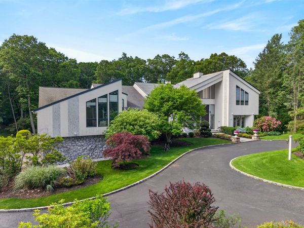 80 Tall Oak Crescent, Syosset, NY 11791