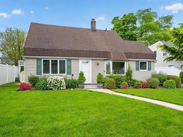 37 Silver Lane , Levittown, NY 11756