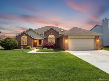 23601 Oakleigh Avenue, Woodhaven, MI 48183