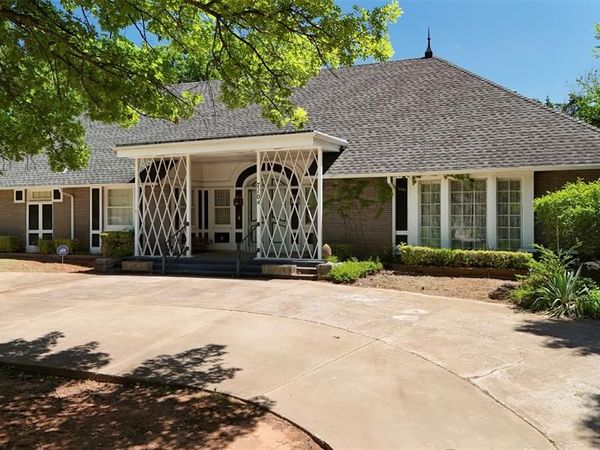 7104 Brentwood Road, Nichols Hills, OK 73116
