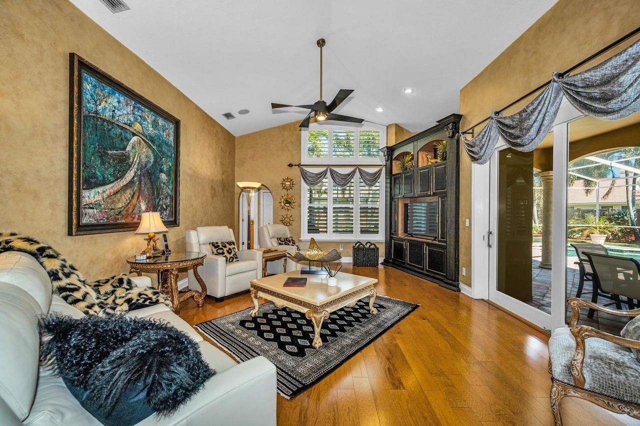 970 Southern Pine Court Ne, Saint Petersburg, FL 33703 Photo
