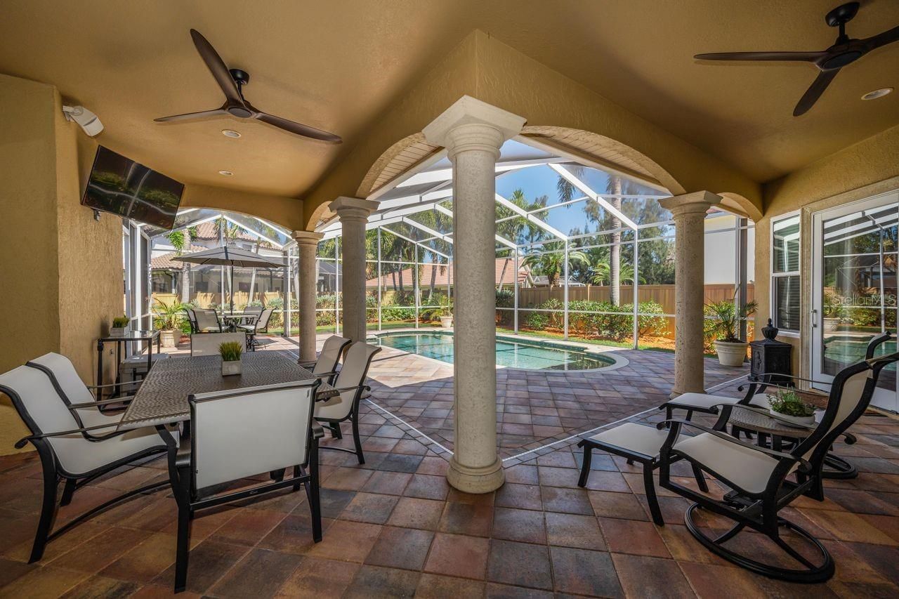 970 Southern Pine Court Ne, Saint Petersburg, FL 33703 Photo