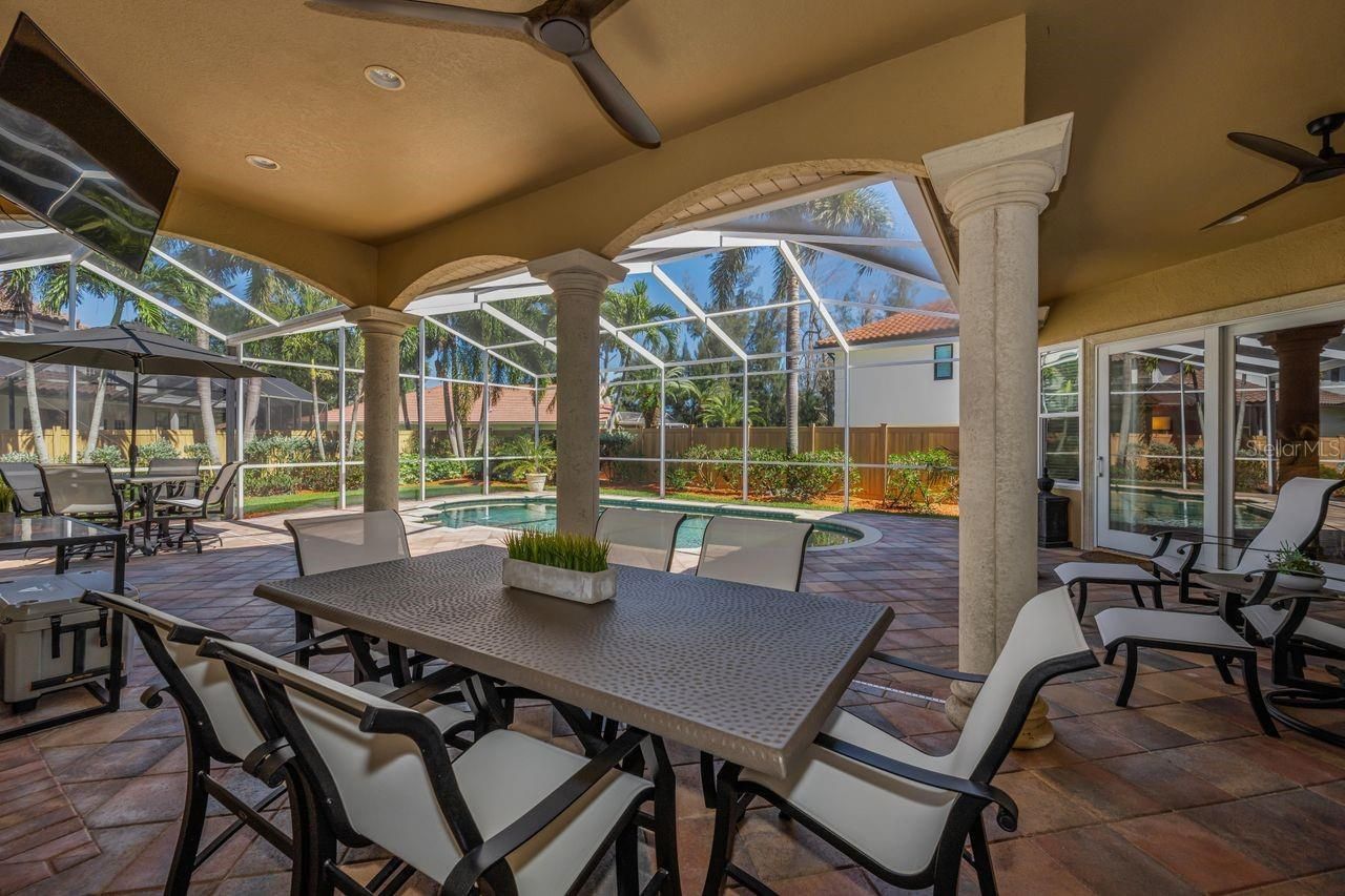 970 Southern Pine Court Ne, Saint Petersburg, FL 33703 Photo