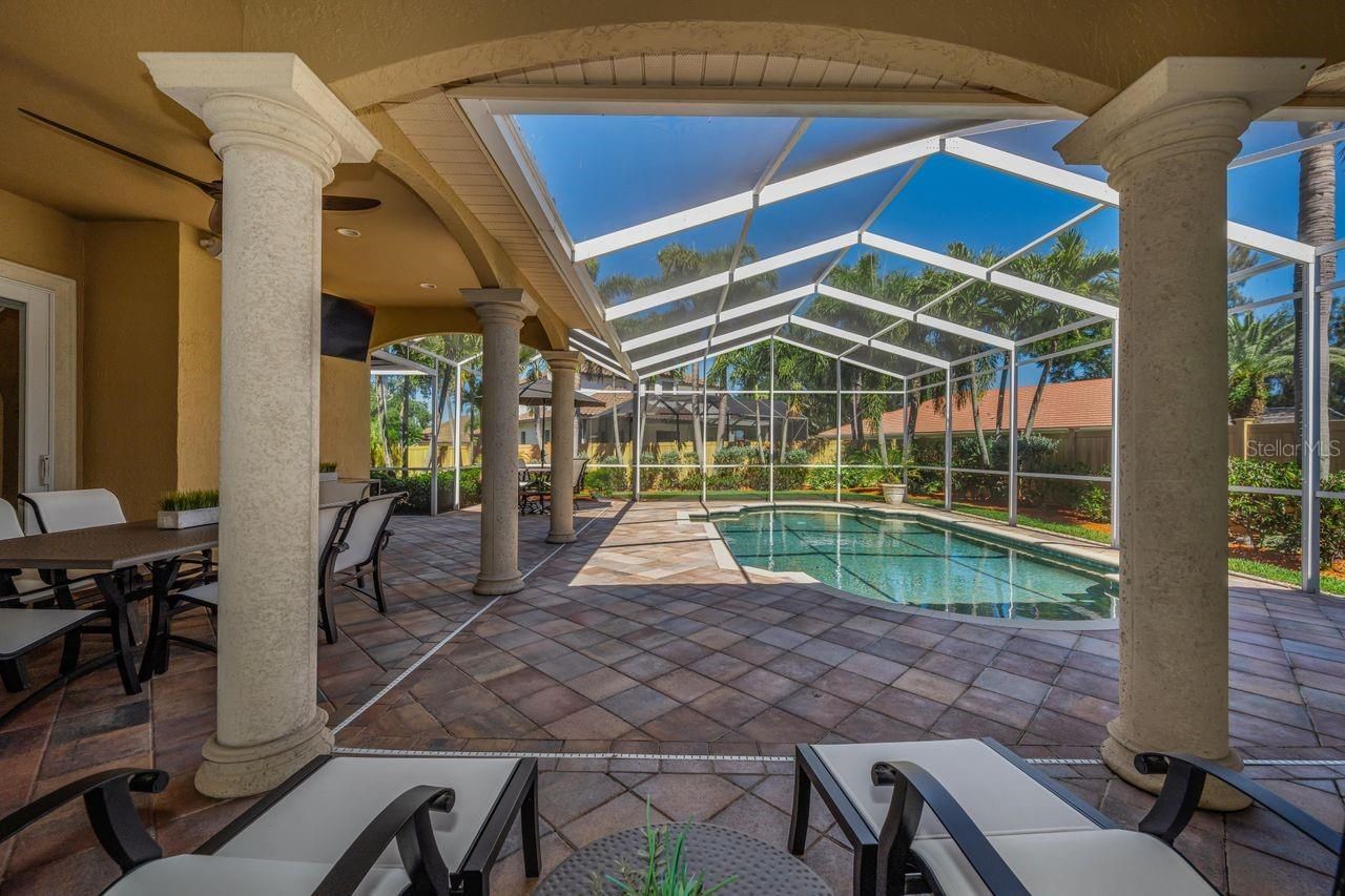 970 Southern Pine Court Ne, Saint Petersburg, FL 33703 Photo