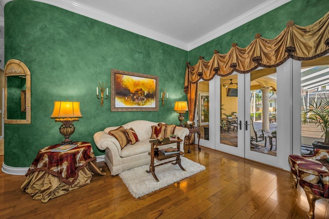 970 Southern Pine Court Ne, Saint Petersburg, FL 33703 Photo