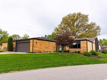 9756 Western Plaza , Omaha, NE 68114