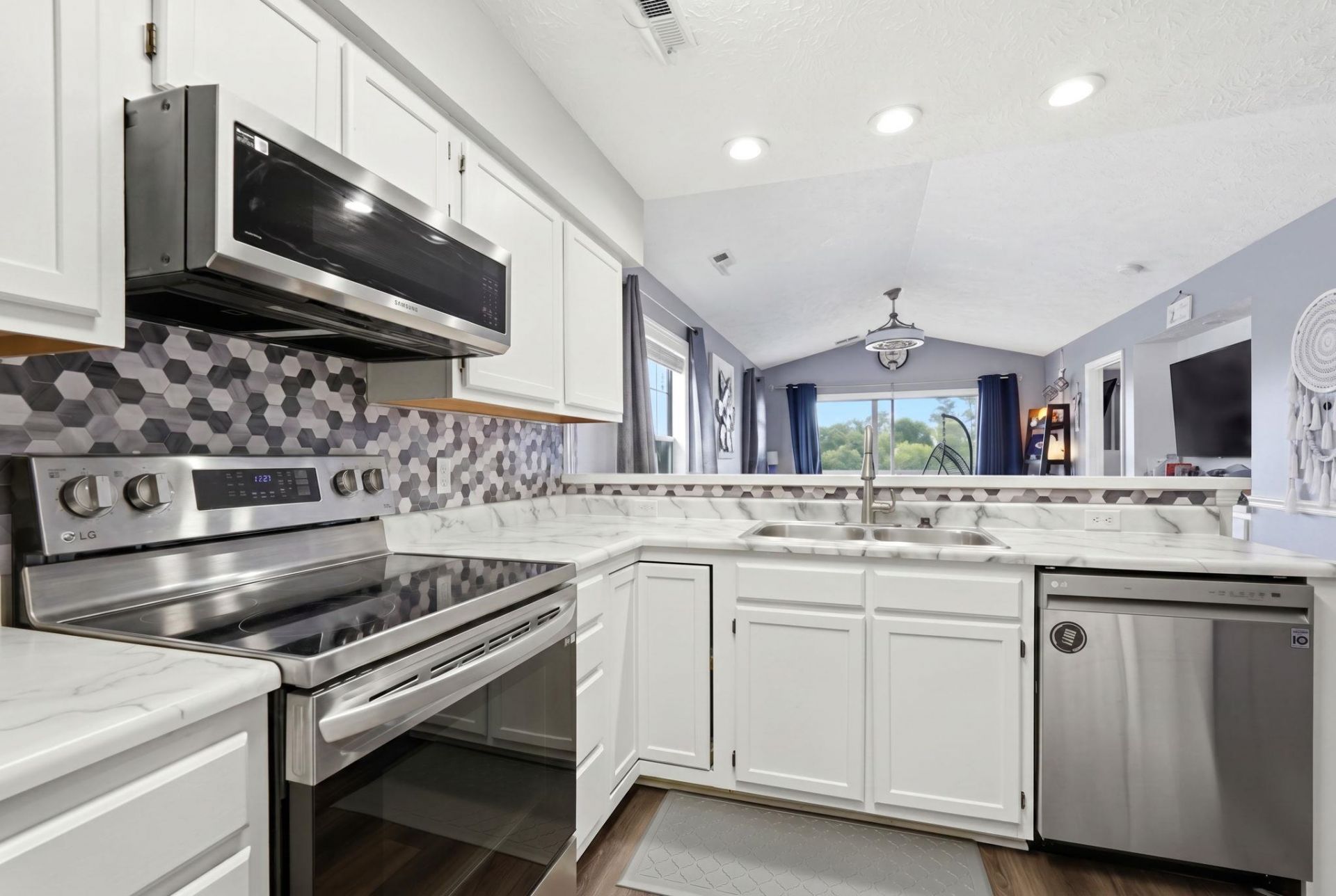 565 White River Dr. Photo 4