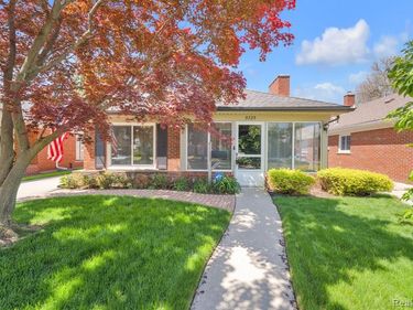 5725 Burger Street , Dearborn Heights, MI 48127