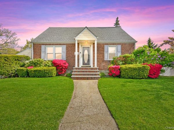916 Center Drive , Franklin Square, NY 11010
