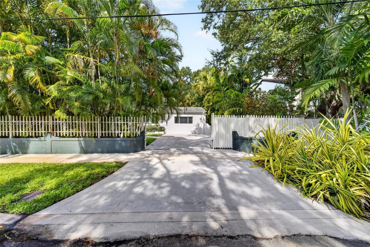 8250 NE 3rd Ct, Miami, FL 33138 Photo