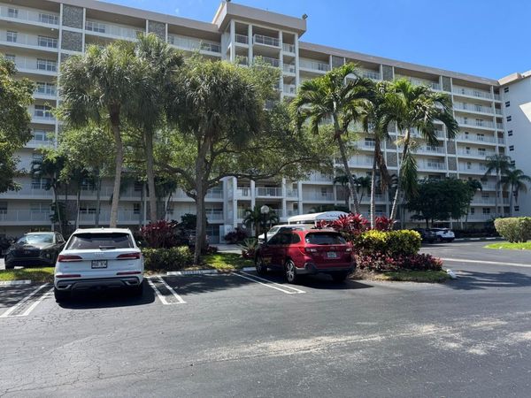 3510 Oaks Way, Unit 605, Pompano Beach, FL 33069