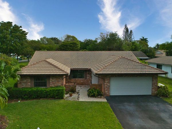 935 NW 110th Lane, Coral Springs, FL 33071