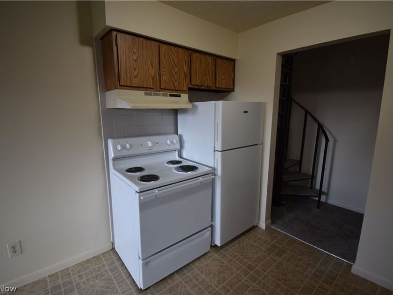 899 Rosamond Avenue, Akron, OH 44307 Photo 10