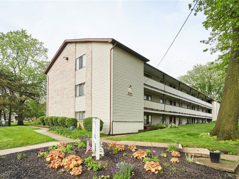 899 Rosamond Avenue, Akron, OH 44307 Photo 2