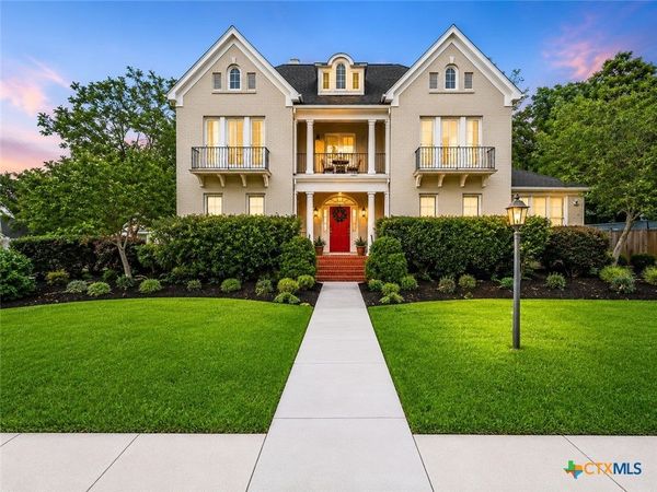 403 E Bowie Street , Luling, TX 78648