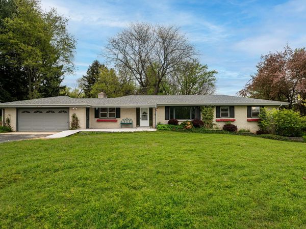 N3W27282 Arrowhead Trl, Pewaukee, WI 53188