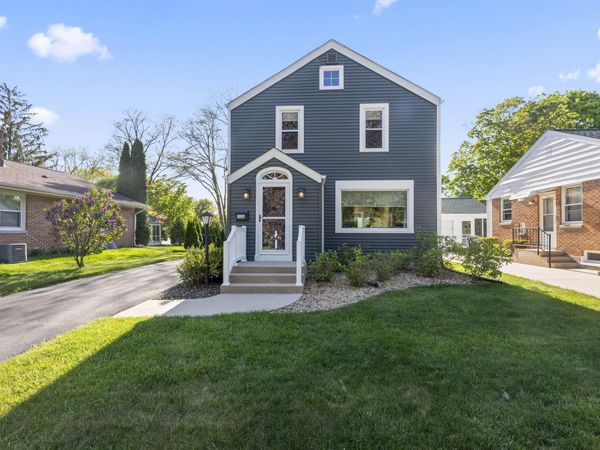 126 N Maple Ter, Oconomowoc, WI 53066