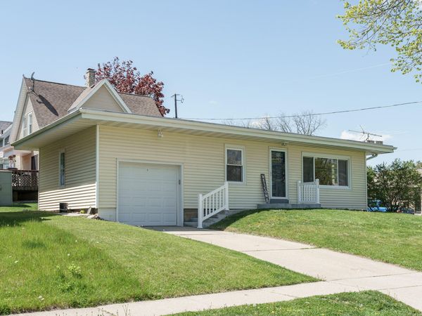 618 N Water St, Watertown, WI 53098