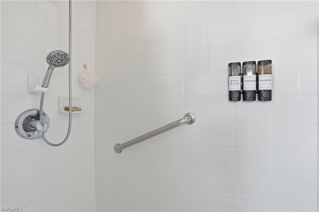 340 Robin Hood Cir, Unit 102, Naples, FL 34104 Photo