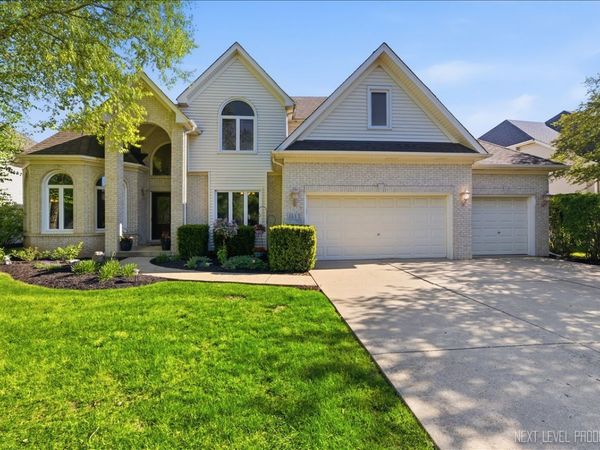811 W Thornwood Drive, South Elgin, IL 60177
