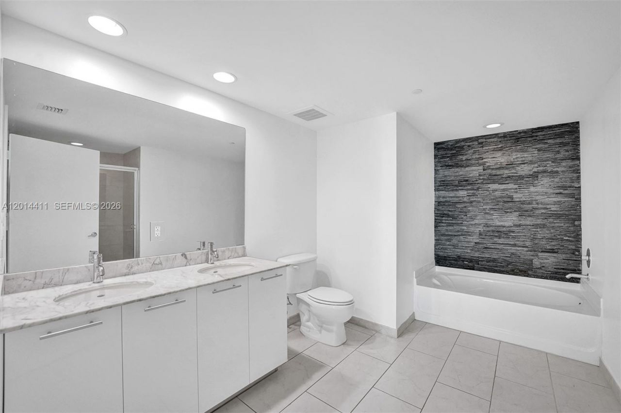 950 Brickell Bay Dr , Unit 1706, Miami, FL 33131 Photo