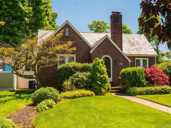 186 Pennsylvania Avenue , Freeport, NY 11520
