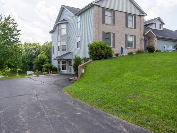 3214 Lake Ridge Unit E Drive, Dubuque, IA 52003