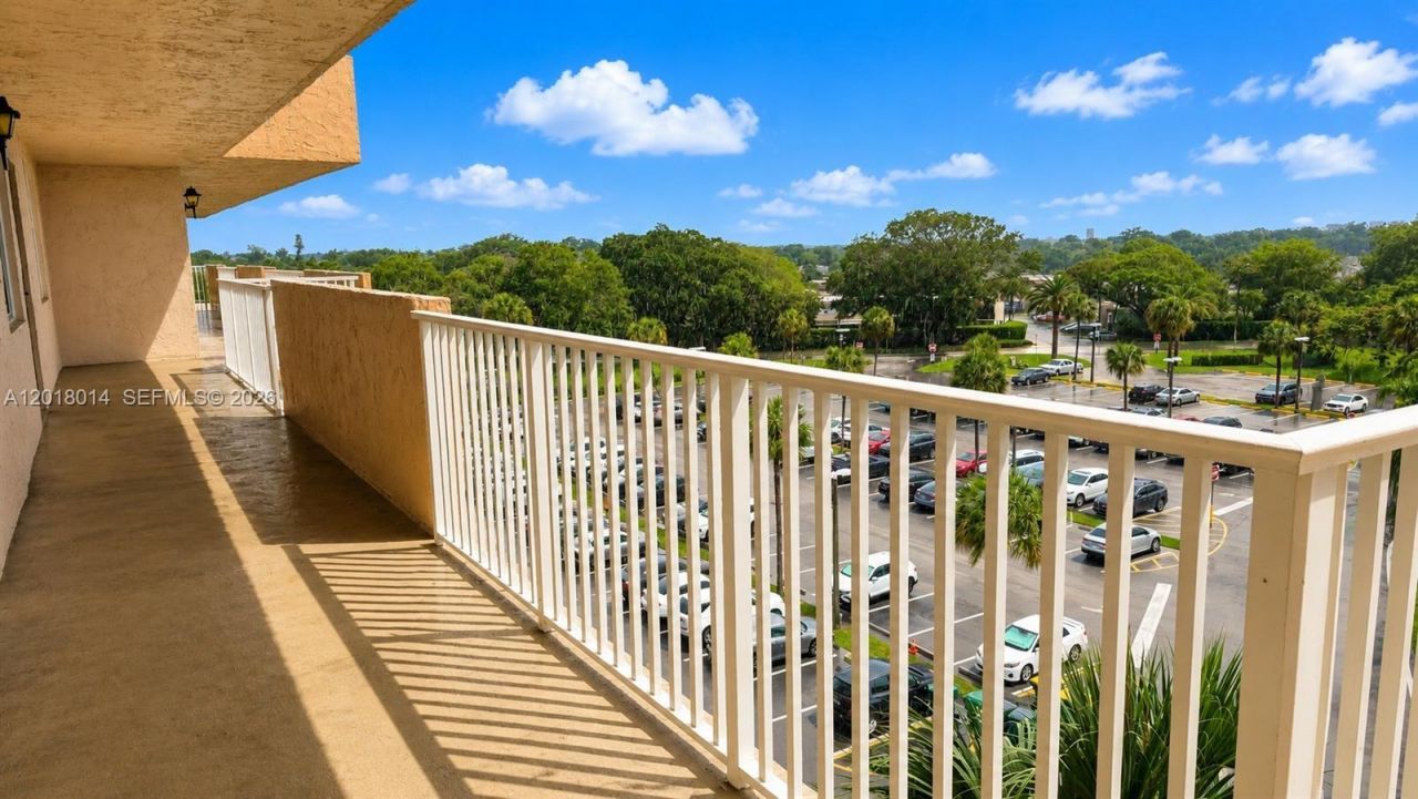 250 Jacaranda Dr , Unit 608, Plantation, FL 33324 Photo