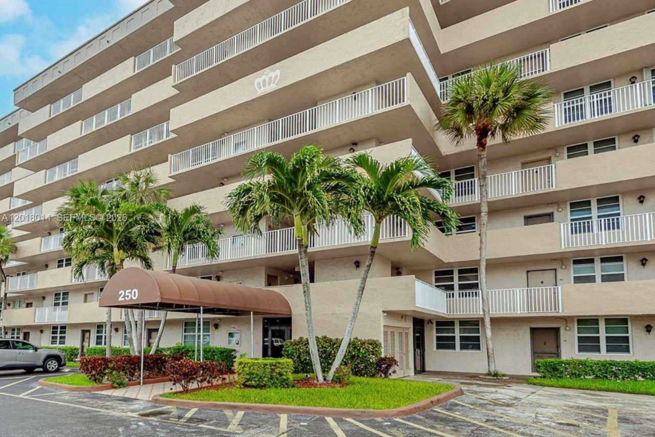 250 Jacaranda Dr , Unit 608, Plantation, FL 33324 Photo