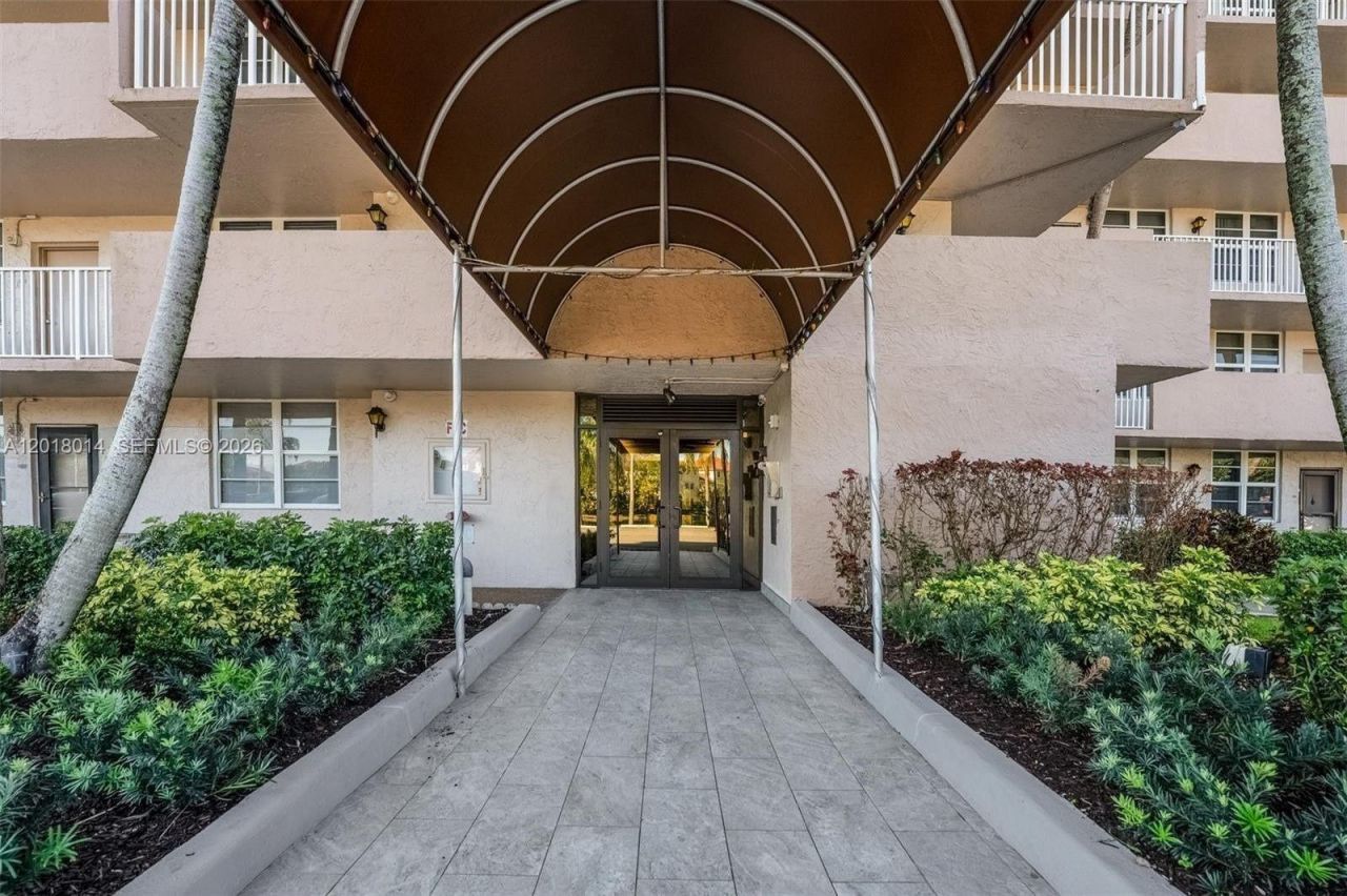 250 Jacaranda Dr , Unit 608, Plantation, FL 33324 Photo
