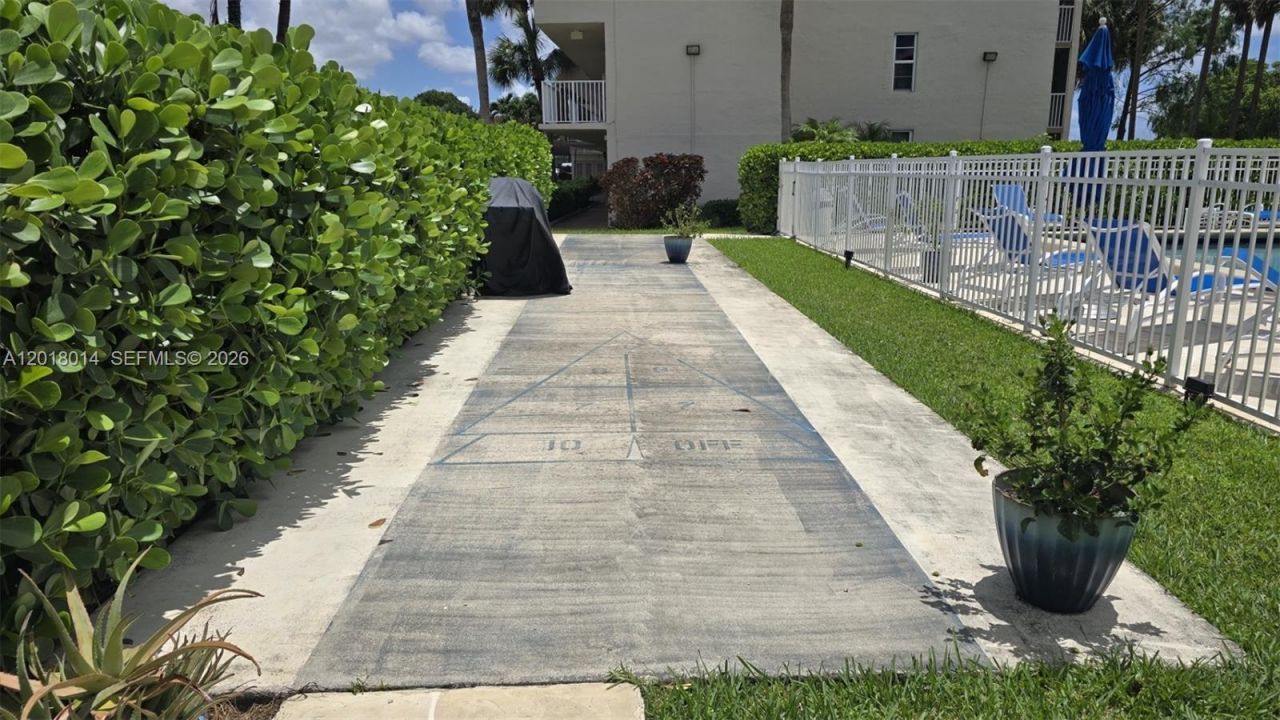 250 Jacaranda Dr, Unit 608, Plantation, FL 33324 Photo