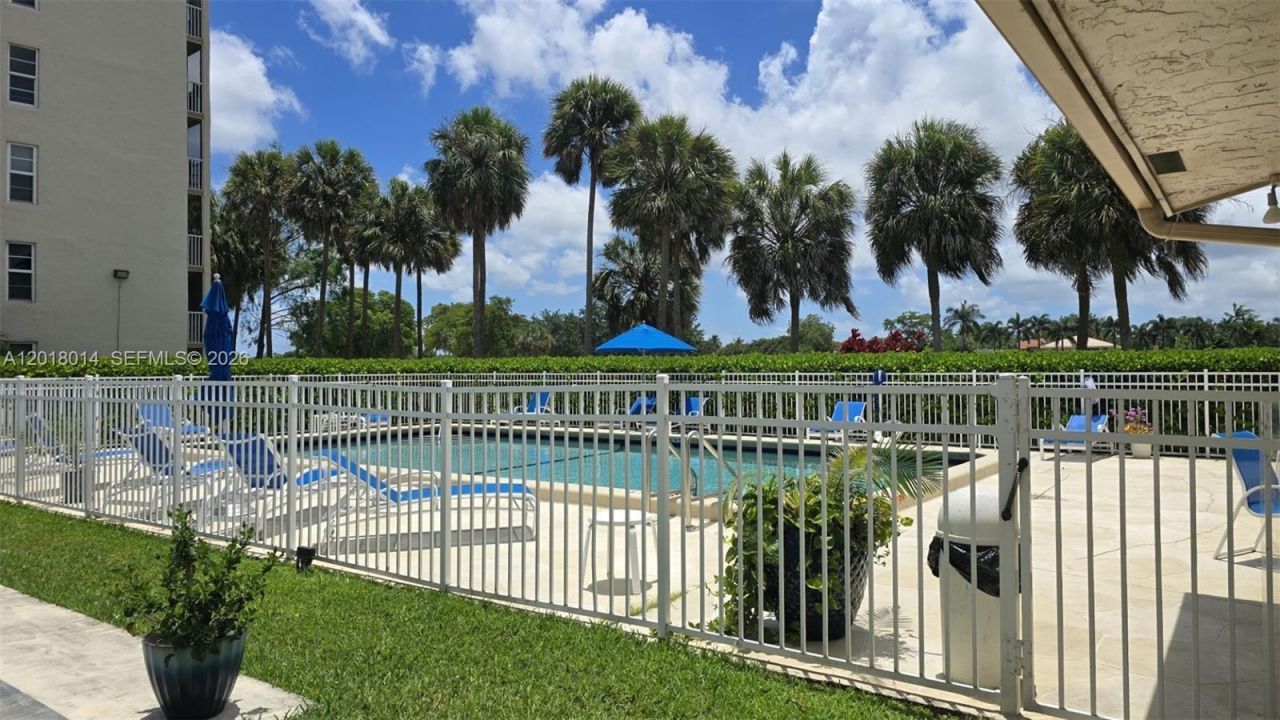 250 Jacaranda Dr, Unit 608, Plantation, FL 33324 Photo