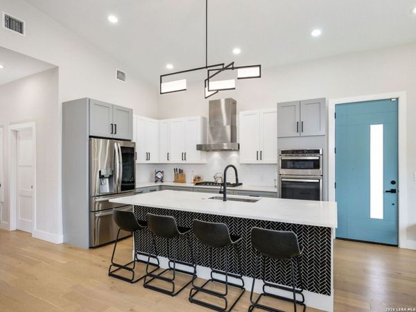 211 W LUBBOCK ST, San Antonio, TX 78204