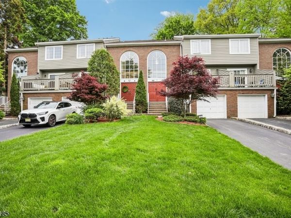 10 Fells Manor Rd, Caldwell, NJ 07006