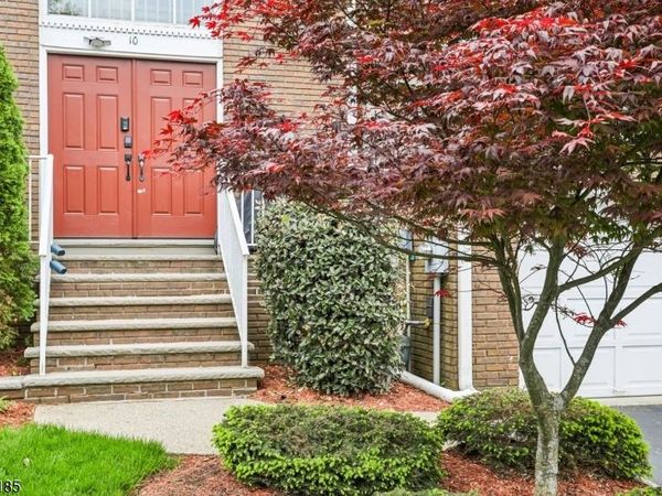 10 Fells Manor Rd, Caldwell, NJ 07006