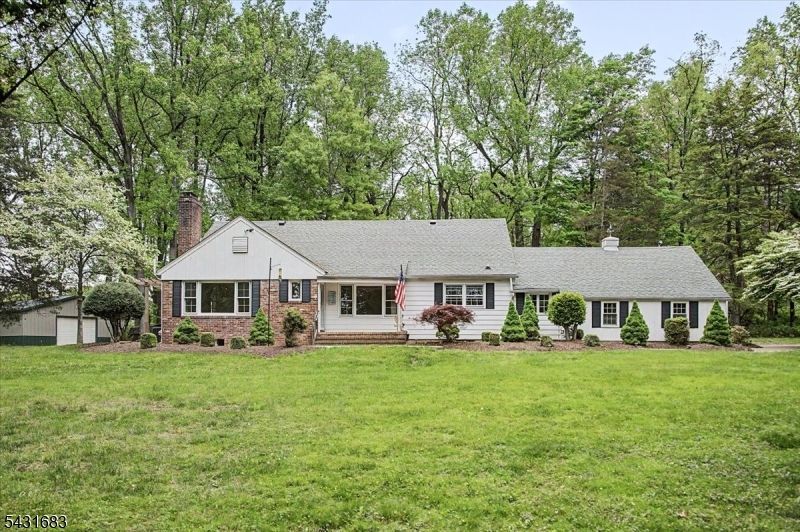 9 Dogwood Drive, Clinton, NJ 08801 Main Photo